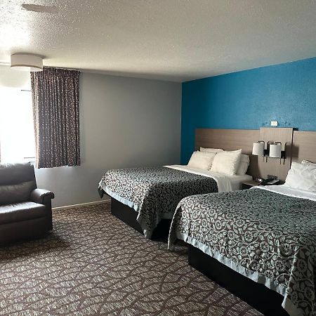 Hotel Baymont By Wyndham Manistee Exterior foto