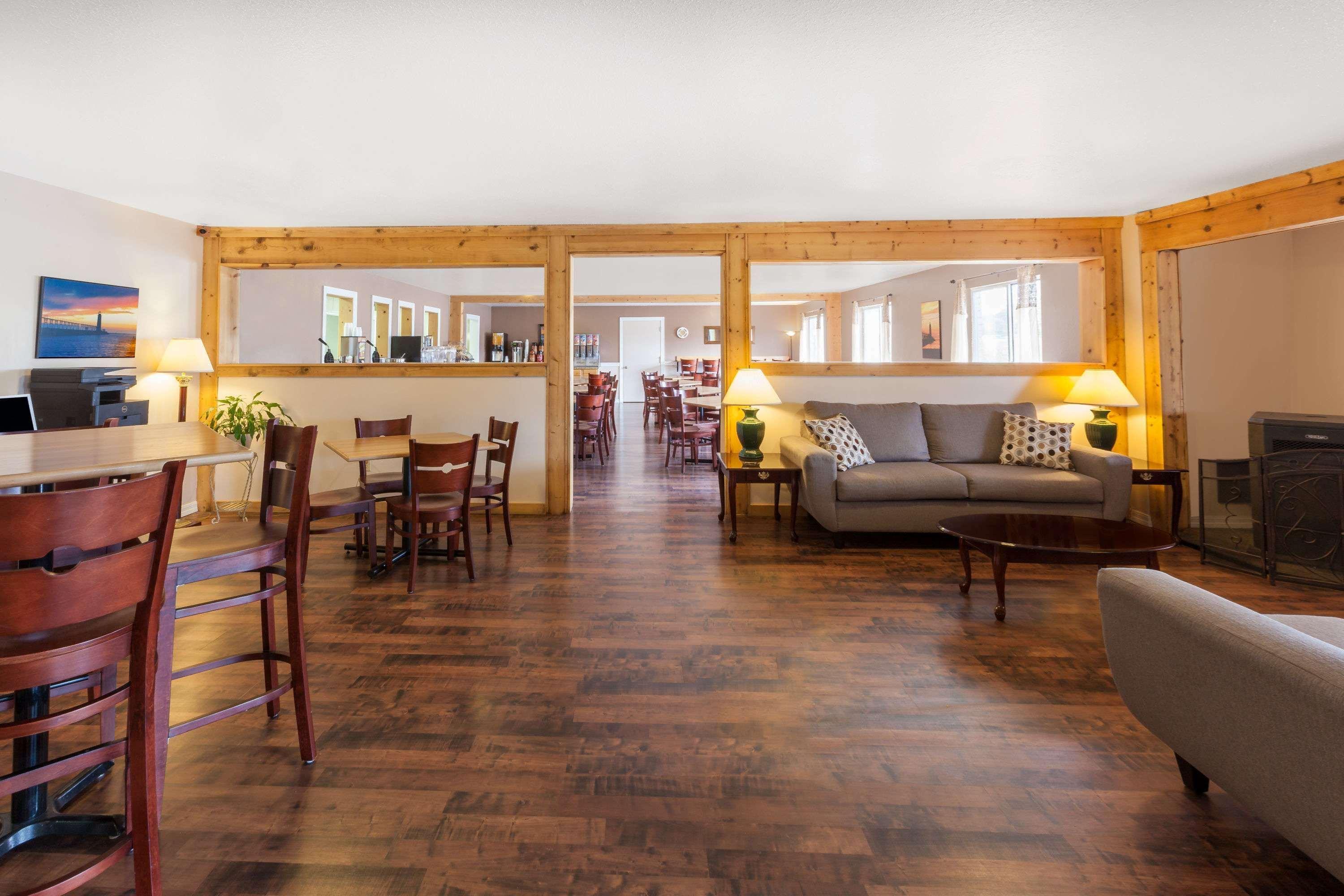 Hotel Baymont By Wyndham Manistee Exterior foto