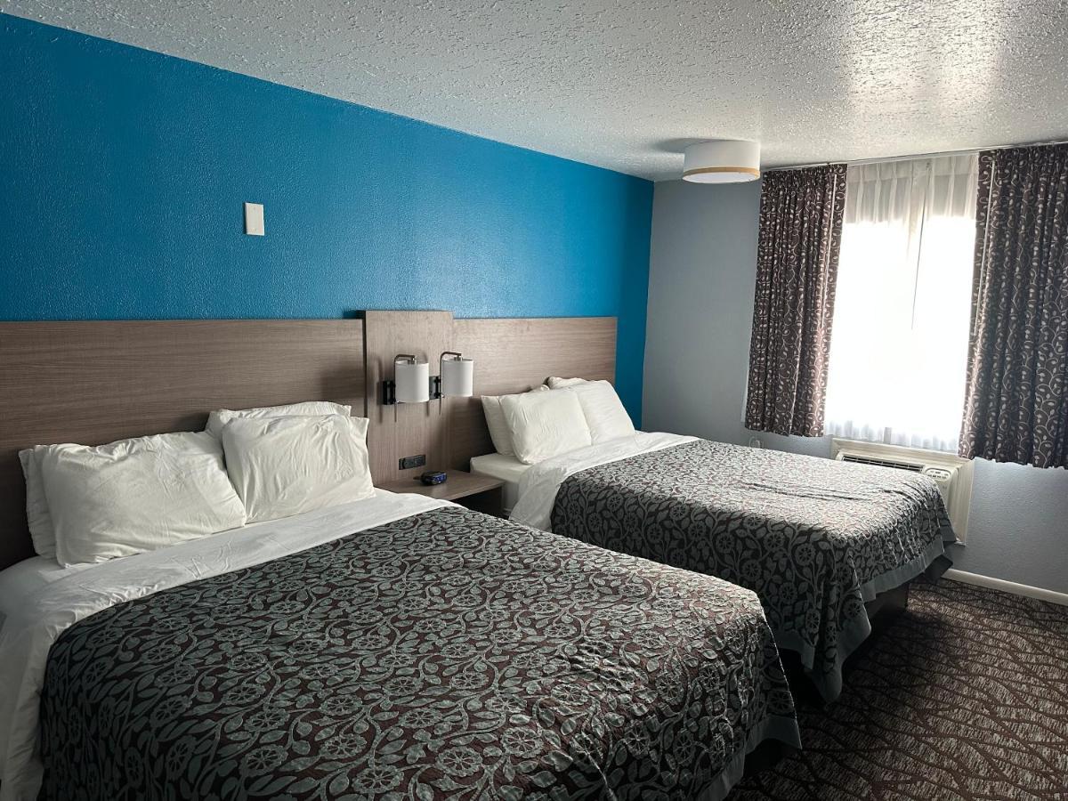 Hotel Baymont By Wyndham Manistee Exterior foto