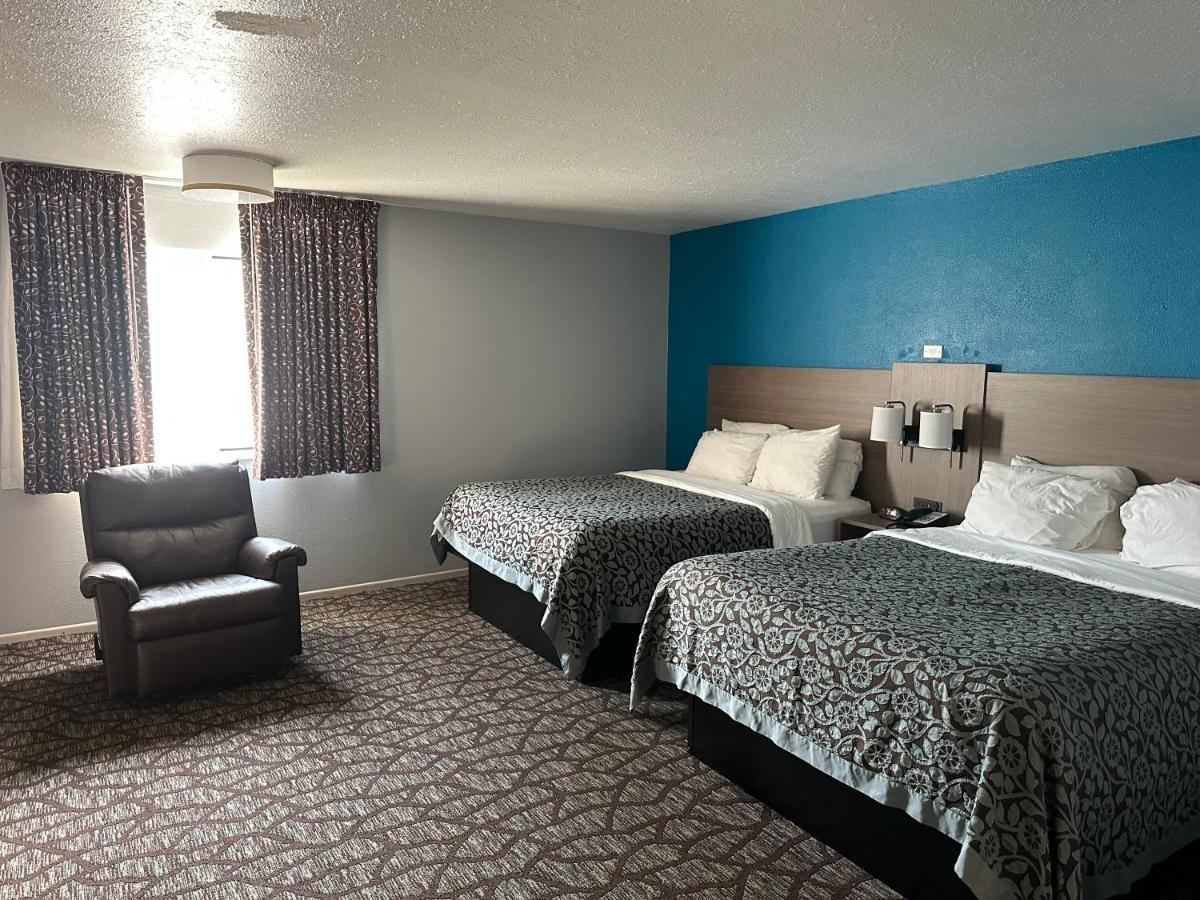 Hotel Baymont By Wyndham Manistee Exterior foto