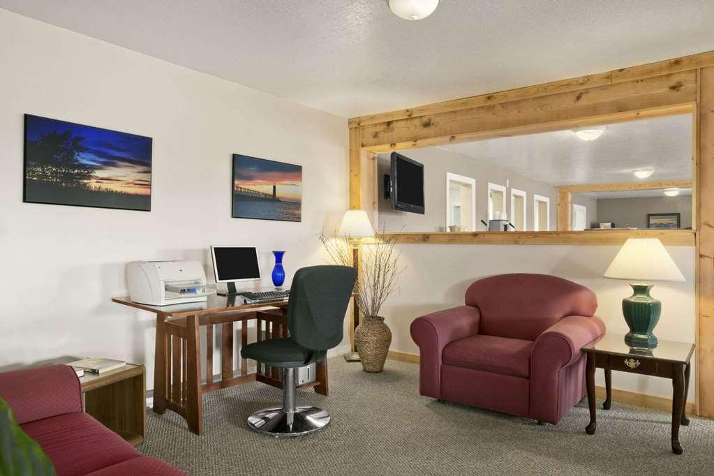 Hotel Baymont By Wyndham Manistee Facilidades foto