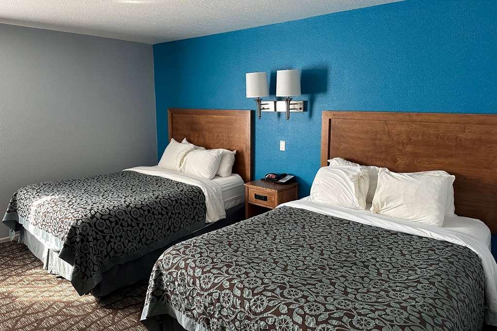 Hotel Baymont By Wyndham Manistee Habitación foto
